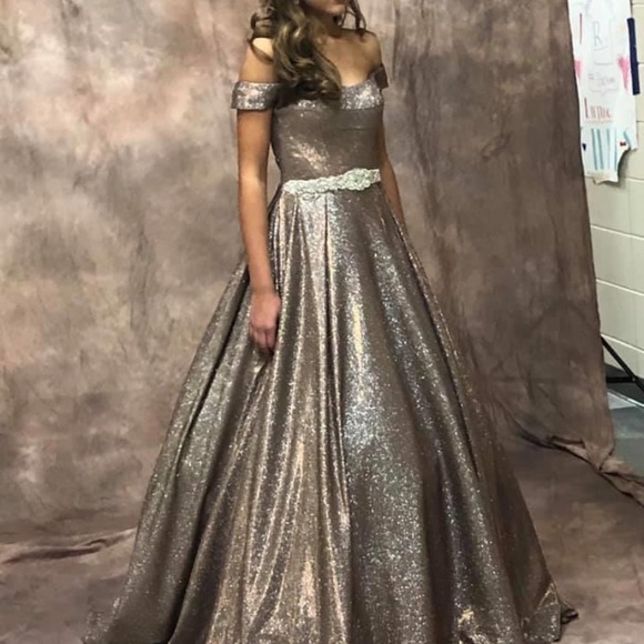 Jovani size 2 gold liquid sequins - Picture 2 of 6